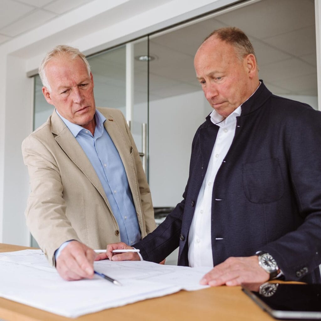 Unternehmer der LIG. Bild zeigt Karl Ulrich und Michael Schmid die sich einem Grundrissplan anschauen.