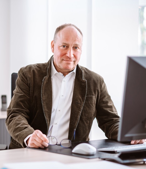 Partner der LIG. Bild zeigt Karl Ulrich am Rechner.