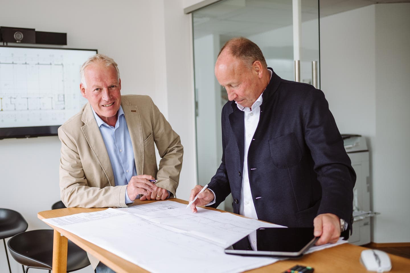 Leistungen bei der LIG. Bild zeigt Karl Ulrich und Michael Schmied im Büro.